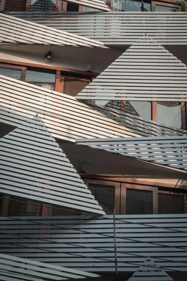 BIM Architecture | Vertical Room with Rigorous Geometric Shapes: India 143 Apartment/Plan Loci