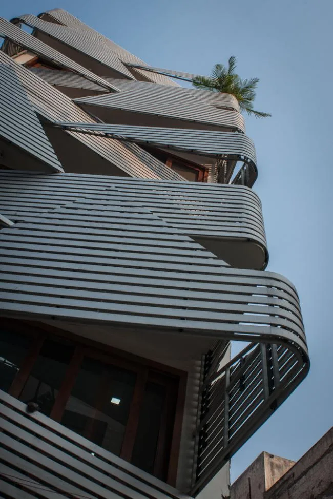 BIM Architecture | Vertical Room with Rigorous Geometric Shapes: India 143 Apartment/Plan Loci