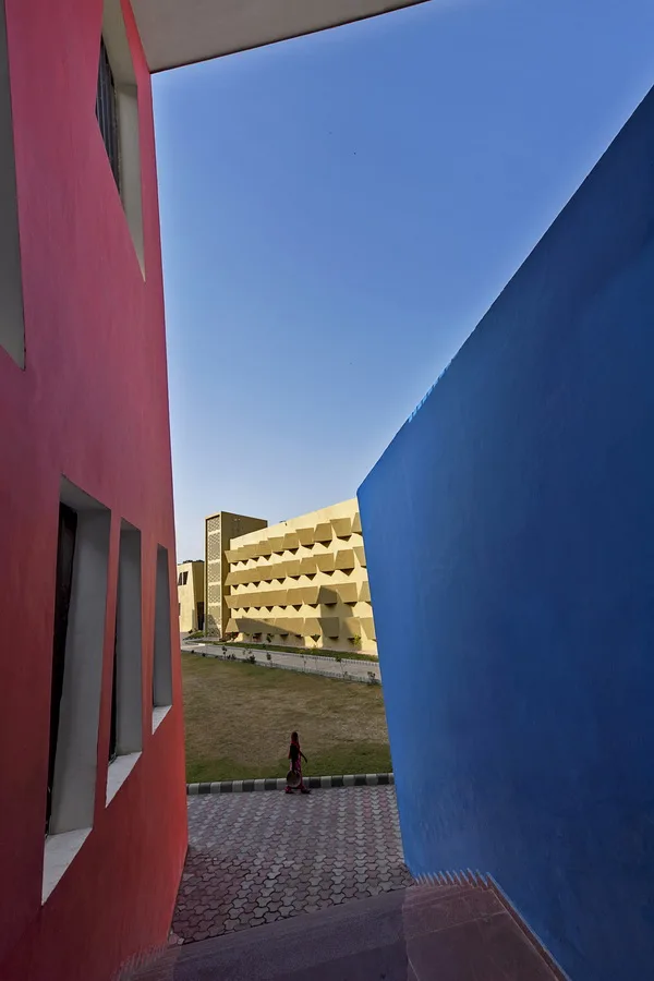 BIM Architecture | Diverse and Colorful, Each Window Has Its Own Personality in Student Apartment Buildings/Sanjay Puri Architecture Firm