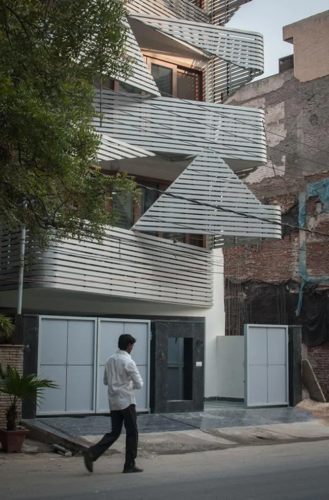 BIM Architecture | Vertical Room with Rigorous Geometric Shapes: India 143 Apartment/Plan Loci