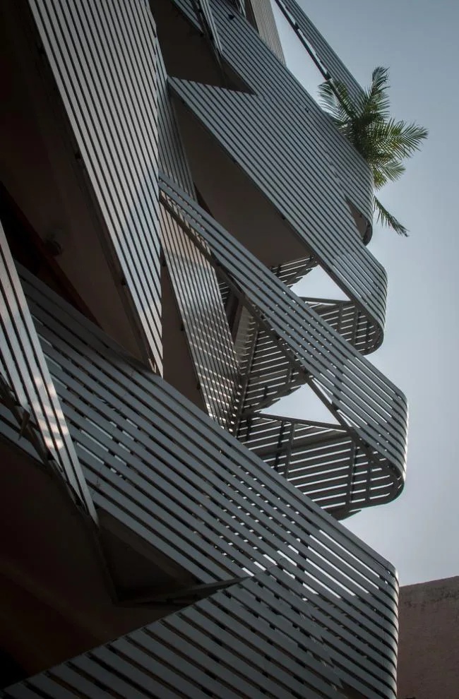 BIM Architecture | Vertical Room with Rigorous Geometric Shapes: India 143 Apartment/Plan Loci