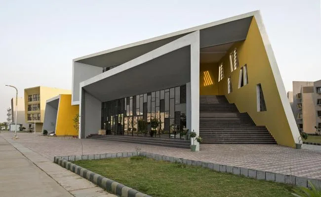 BIM Architecture | Diverse and Colorful, Each Window Has Its Own Personality in Student Apartment Buildings/Sanjay Puri Architecture Firm