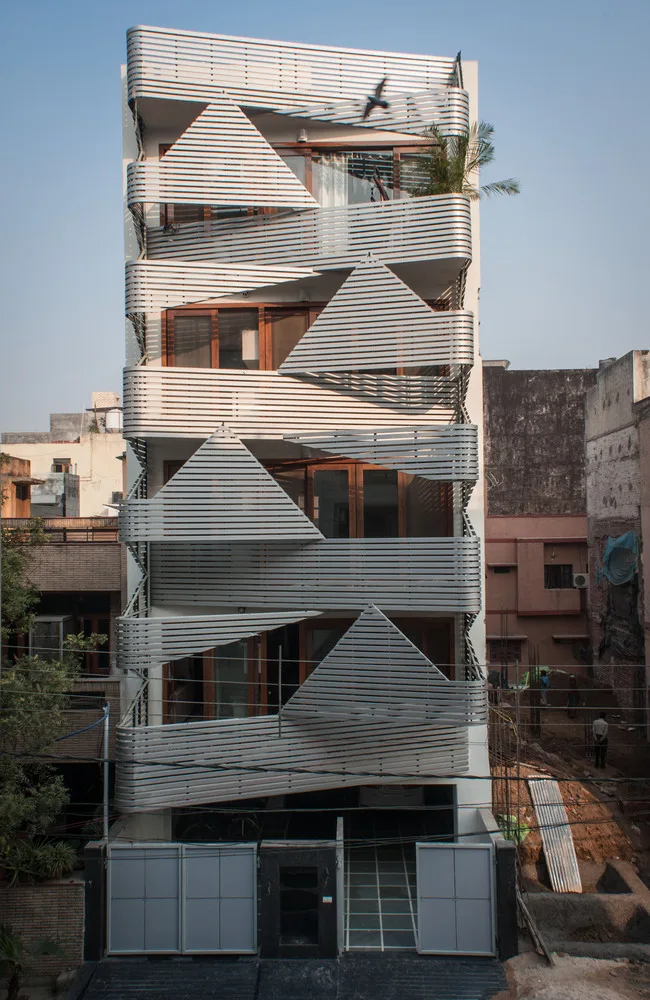 BIM Architecture | Vertical Room with Rigorous Geometric Shapes: India 143 Apartment/Plan Loci