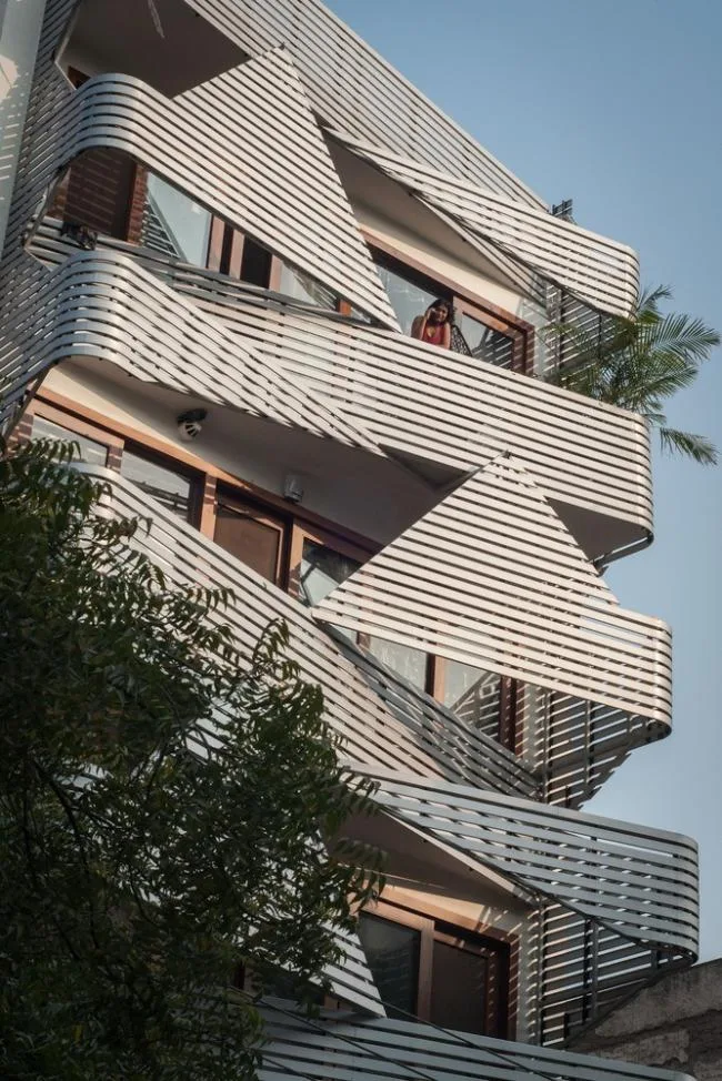 BIM Architecture | Vertical Room with Rigorous Geometric Shapes: India 143 Apartment/Plan Loci