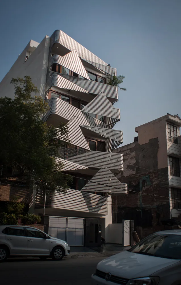 BIM Architecture | Vertical Room with Rigorous Geometric Shapes: India 143 Apartment/Plan Loci