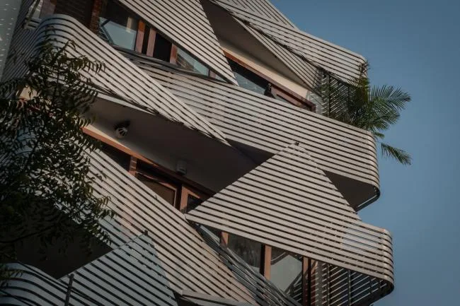 BIM Architecture | Vertical Room with Rigorous Geometric Shapes: India 143 Apartment/Plan Loci