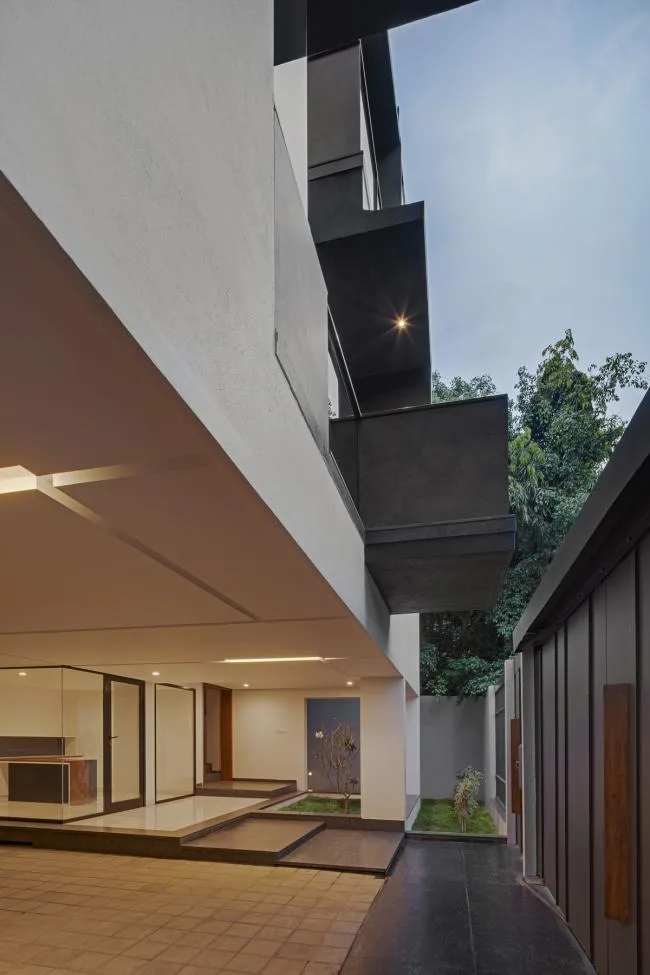 BIM Architecture | Concave and Irregular, Breaking Order: RL Room/SDeG in Bangalore