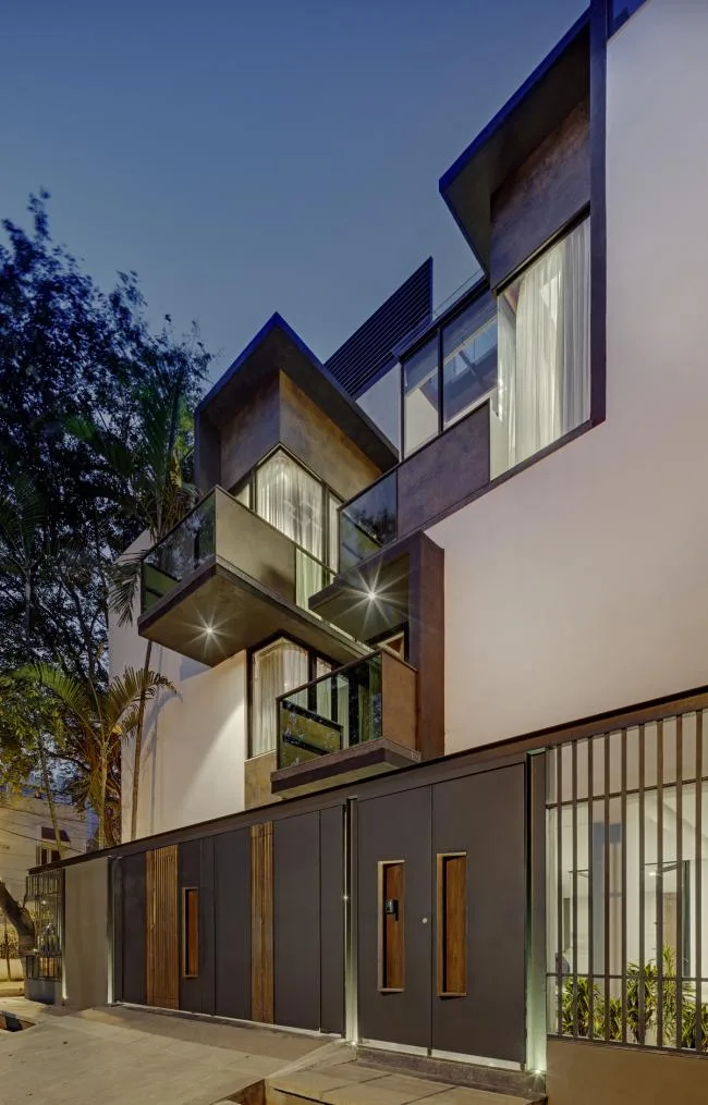 BIM Architecture | Concave and Irregular, Breaking Order: RL Room/SDeG in Bangalore