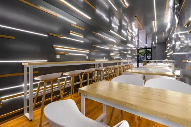 BIM architecture | A dazzling light shines through the narrow corners: a rice noodle restaurant/flat design in between