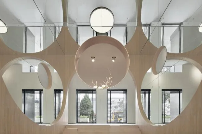 BIM Architecture | Arches and Mirrors: Endless Space of Virtual Reality Contrast/Panda Architecture