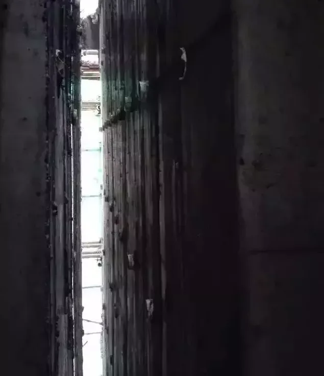 What should we do if there is grout leakage in the expansion mold of the shear wall at the deformation joint of BIM and prefabricated structures?