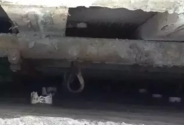 What should we do if there is grout leakage in the expansion mold of the shear wall at the deformation joint of BIM and prefabricated structures?