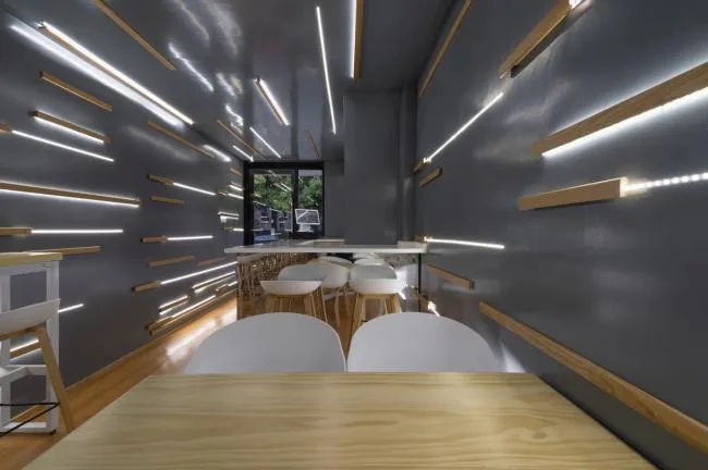 BIM architecture | A dazzling light shines through the narrow corners: a rice noodle restaurant/flat design in between