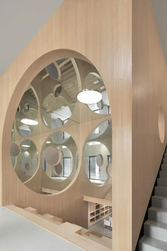 BIM Architecture | Arches and Mirrors: Endless Space of Virtual Reality Contrast/Panda Architecture