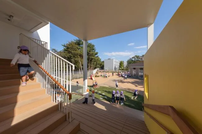 BIM architecture | Colorful corridors interspersed between white volumes in the lakeside jungle kindergarten/Zhuzhong engineering store