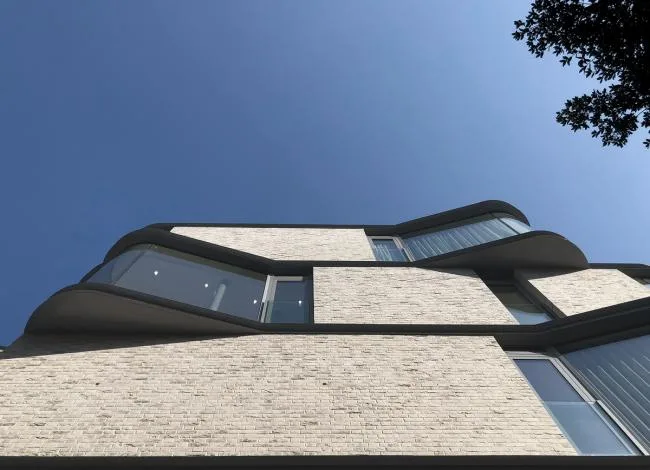 BIM Architecture | IV Castle Lane Apartment, Curved Corner Softening City Standard/DROO