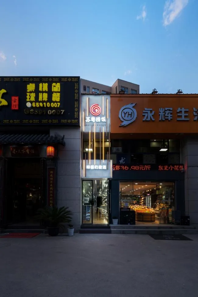 BIM architecture | A dazzling light shines through the narrow corners: a rice noodle restaurant/flat design in between