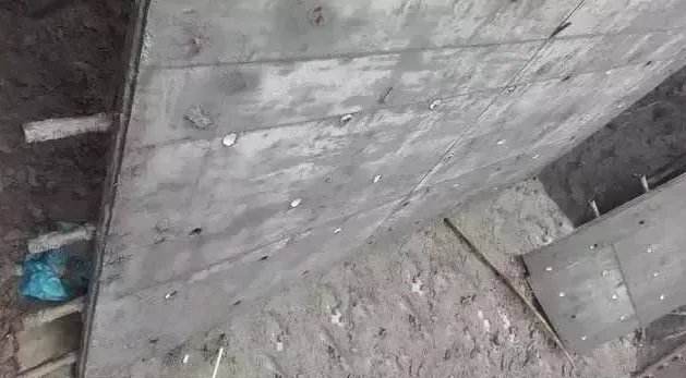 What should we do if there is grout leakage in the expansion mold of the shear wall at the deformation joint of BIM and prefabricated structures?