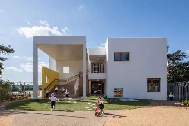 BIM architecture | Colorful corridors interspersed between white volumes in the lakeside jungle kindergarten/Zhuzhong engineering store