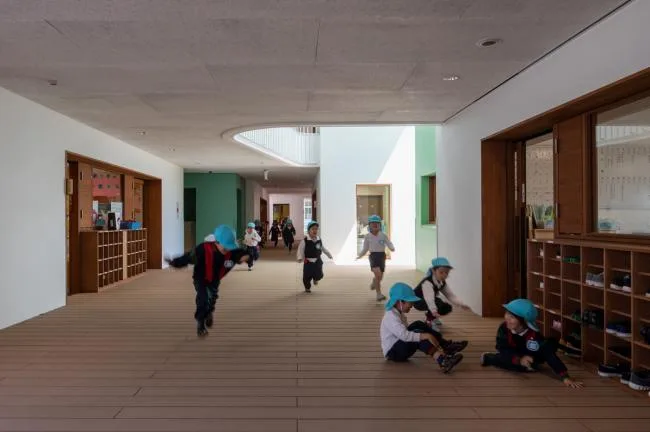 BIM architecture | Colorful corridors interspersed between white volumes in the lakeside jungle kindergarten/Zhuzhong engineering store