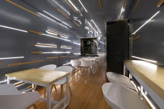 BIM architecture | A dazzling light shines through the narrow corners: a rice noodle restaurant/flat design in between