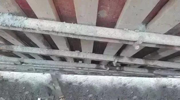 What should we do if there is grout leakage in the expansion mold of the shear wall at the deformation joint of BIM and prefabricated structures?