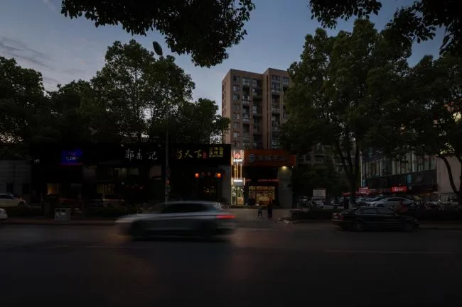 BIM architecture | A dazzling light shines through the narrow corners: a rice noodle restaurant/flat design in between