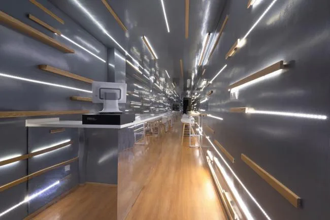 BIM architecture | A dazzling light shines through the narrow corners: a rice noodle restaurant/flat design in between