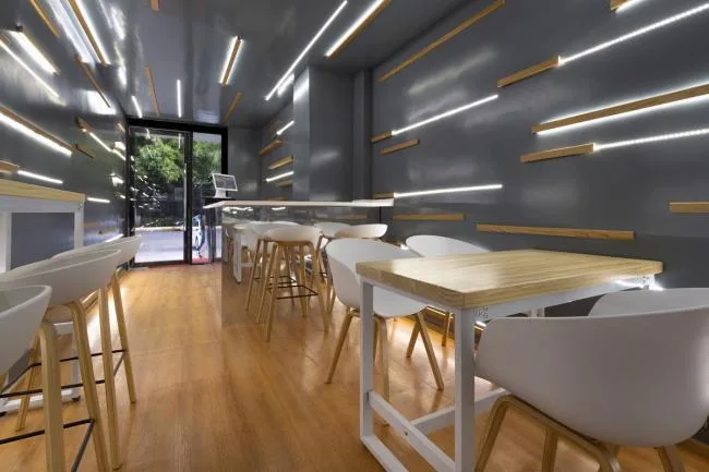 BIM architecture | A dazzling light shines through the narrow corners: a rice noodle restaurant/flat design in between