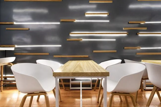 BIM architecture | A dazzling light shines through the narrow corners: a rice noodle restaurant/flat design in between