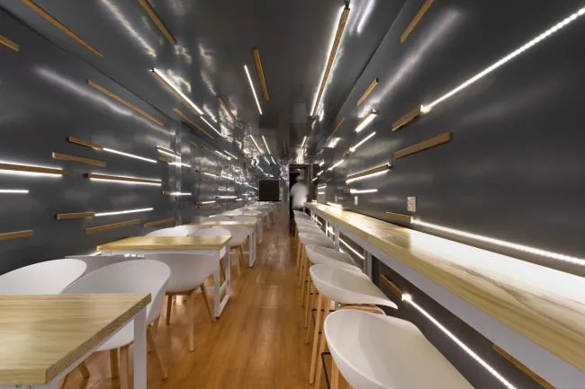 BIM architecture | A dazzling light shines through the narrow corners: a rice noodle restaurant/flat design in between