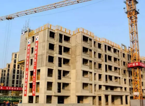 Scaffolding-free high-rise construction technology