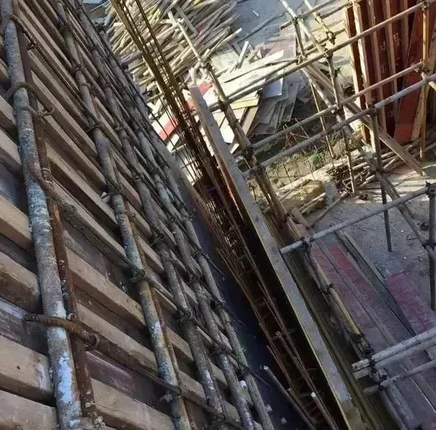 What should we do if there is grout leakage in the expansion mold of the shear wall at the deformation joint of BIM and prefabricated structures?