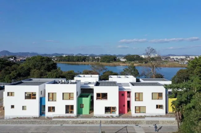 BIM architecture | Colorful corridors interspersed between white volumes in the lakeside jungle kindergarten/Zhuzhong engineering store