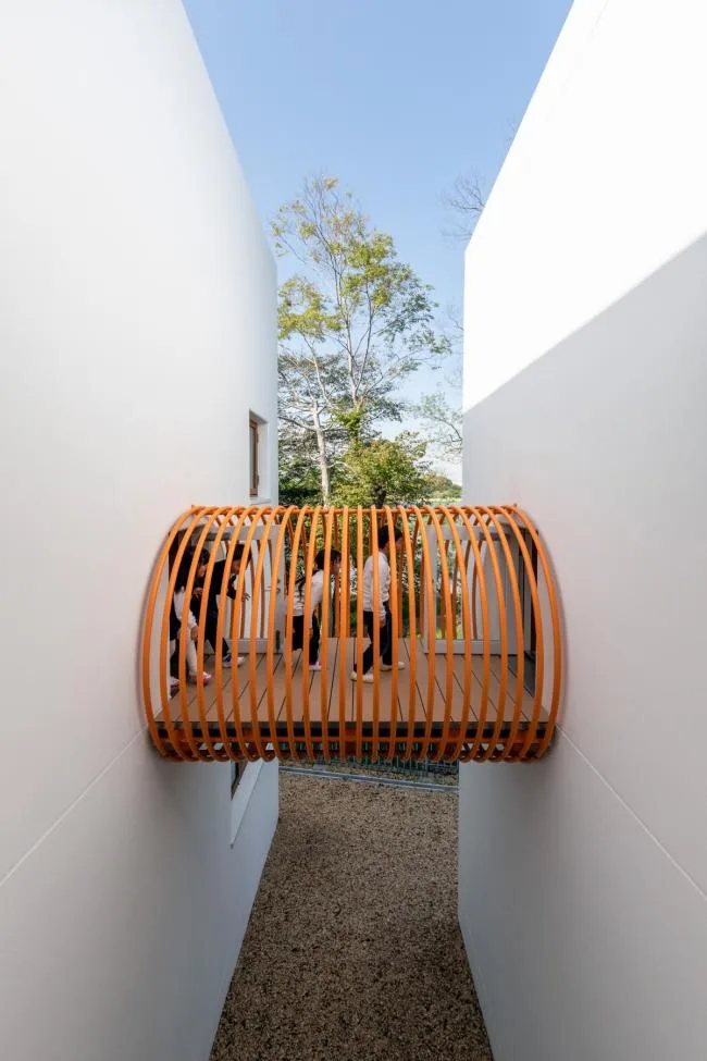 BIM architecture | Colorful corridors interspersed between white volumes in the lakeside jungle kindergarten/Zhuzhong engineering store