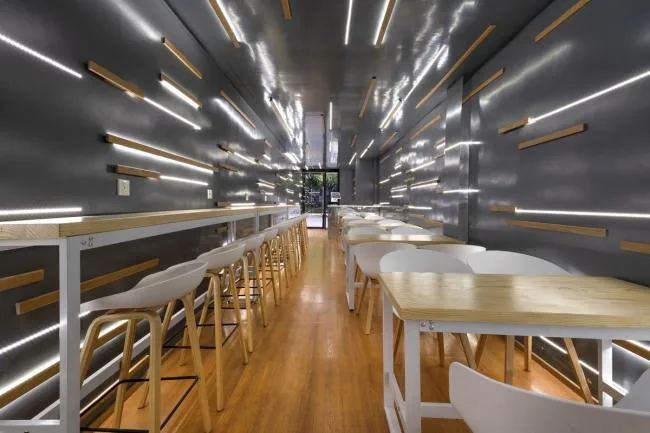 BIM architecture | A dazzling light shines through the narrow corners: a rice noodle restaurant/flat design in between