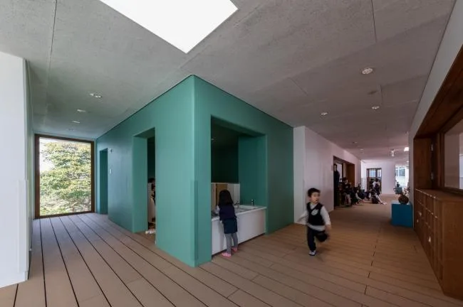 BIM architecture | Colorful corridors interspersed between white volumes in the lakeside jungle kindergarten/Zhuzhong engineering store
