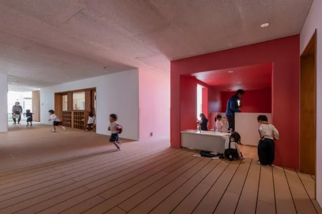 BIM architecture | Colorful corridors interspersed between white volumes in the lakeside jungle kindergarten/Zhuzhong engineering store