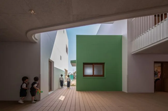 BIM architecture | Colorful corridors interspersed between white volumes in the lakeside jungle kindergarten/Zhuzhong engineering store