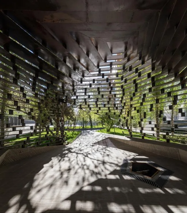 BIM Architecture | Incorporating Ancient Elements, Pillarless Canopy Built with Flake "Fish Scales"/Olgooco