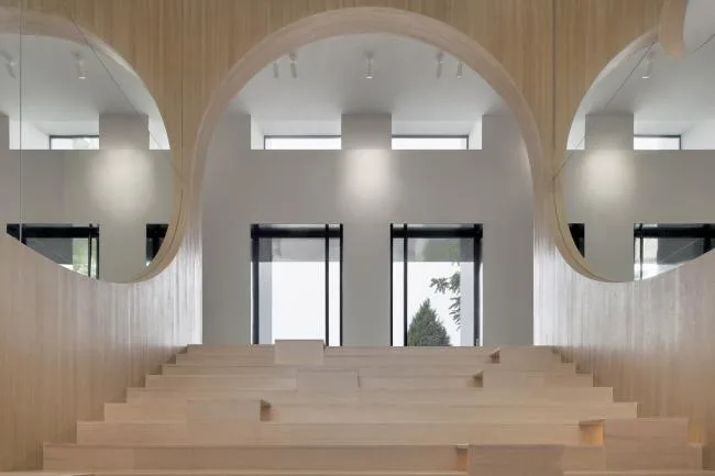 BIM Architecture | Arches and Mirrors: Endless Space of Virtual Reality Contrast/Panda Architecture