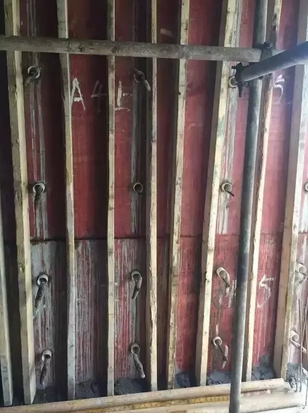 What should we do if there is grout leakage in the expansion mold of the shear wall at the deformation joint of BIM and prefabricated structures?