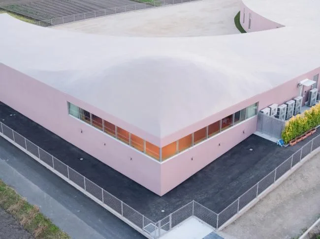 BIM architecture | Mountain shaped surround, active river: Subaru Kindergarten/RFA+CFA in Japan