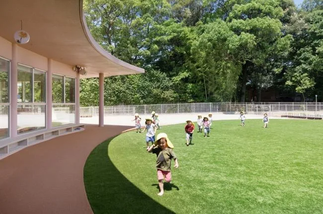 BIM architecture | Mountain shaped surround, active river: Subaru Kindergarten/RFA+CFA in Japan