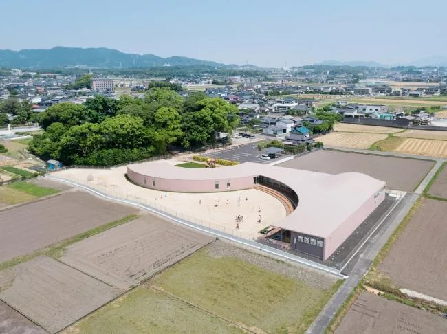 BIM architecture | Mountain shaped surround, active river: Subaru Kindergarten/RFA+CFA in Japan