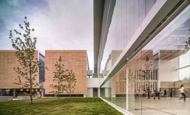 BIM Architecture | Neat Queue Like a Companion: In the Middle of Teacher Training/Ram ó n Fern á ndez Alfonso