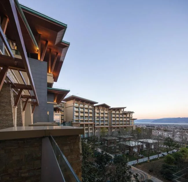 BIM Architecture | Enjoying Green Mountains and Blue Water Scenery, Showcasing Ancient and Intimate Appearance: Hilton Hotel Dali/CCDI+WATG