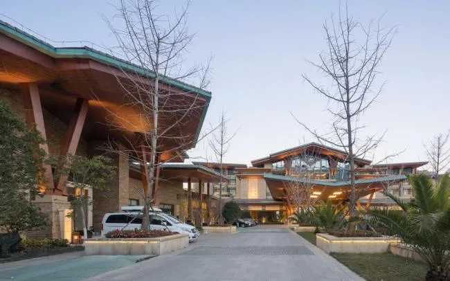 BIM Architecture | Enjoying Green Mountains and Blue Water Scenery, Showcasing Ancient and Intimate Appearance: Hilton Hotel Dali/CCDI+WATG
