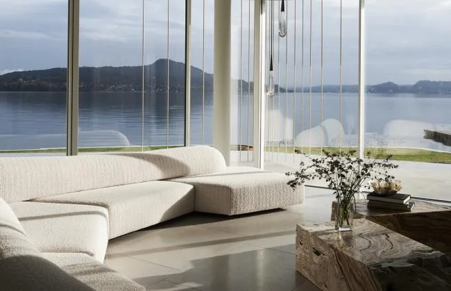 BIM Architecture | White Petals Blooming by the Lake: Italian Lakefront Holiday Home/Design Haus Liberty
