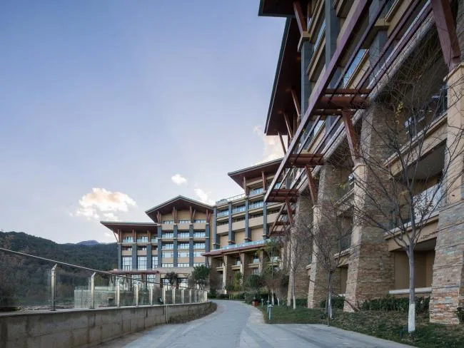 BIM Architecture | Enjoying Green Mountains and Blue Water Scenery, Showcasing Ancient and Intimate Appearance: Hilton Hotel Dali/CCDI+WATG